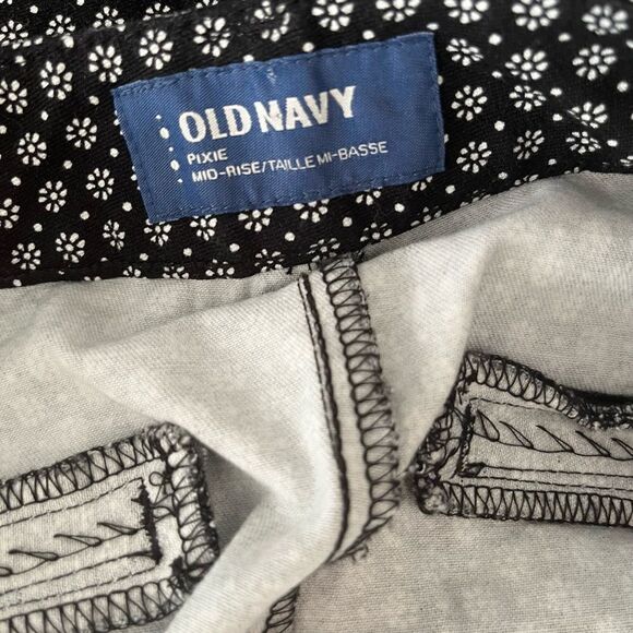Old Navy black/white floral Pixie mid rise pants, size 4 Regular - Picture 6 of 7